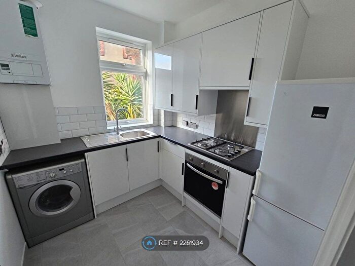4 Bedroom Flat To Rent In Fishponds Road, London, SW17