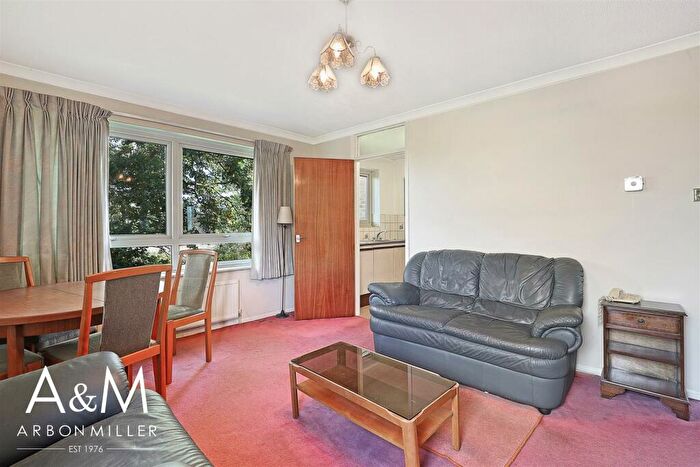 1 Bedroom Flat For Sale In Farm View Court, Newbury Park, IG2