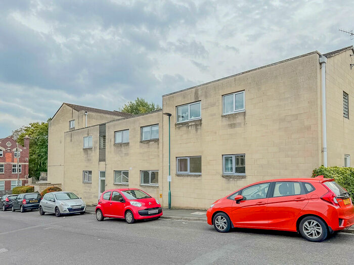 2 Bedroom Apartment To Rent In Melcombe Road, Bath, BA2