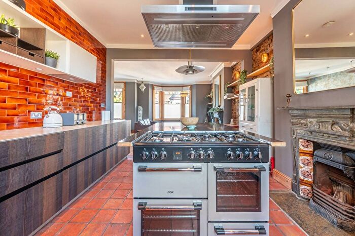 3 Bedroom Maisonette For Sale In Sellons Avenue, Harlesden, London, NW10
