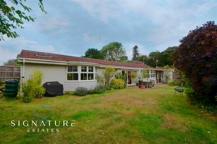 3 Bedroom Bungalow To Rent In Church Street, Bovingdon, Hemel Hempstead, HP3