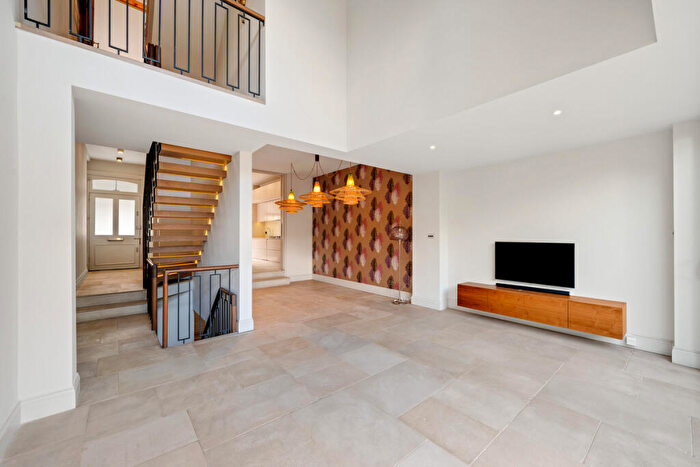 6 Bedroom Terraced House To Rent In Kersley Street, London, SW11
