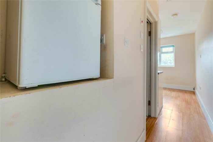 Apartment To Rent In Lydford Road, London, NW2