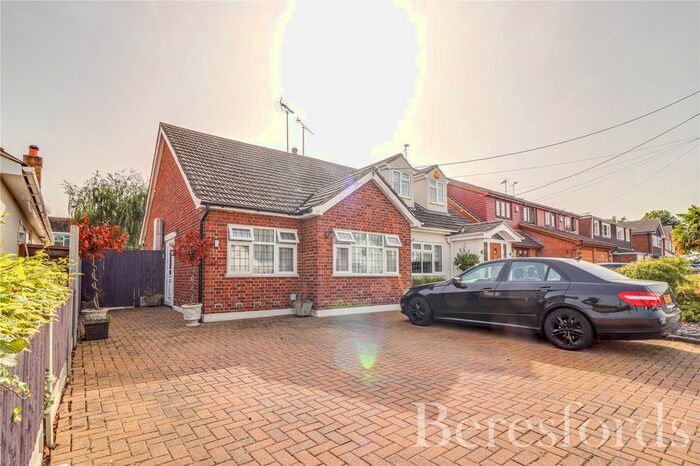 2 Bedroom Bungalow For Sale In First Avenue, Billericay, CM12