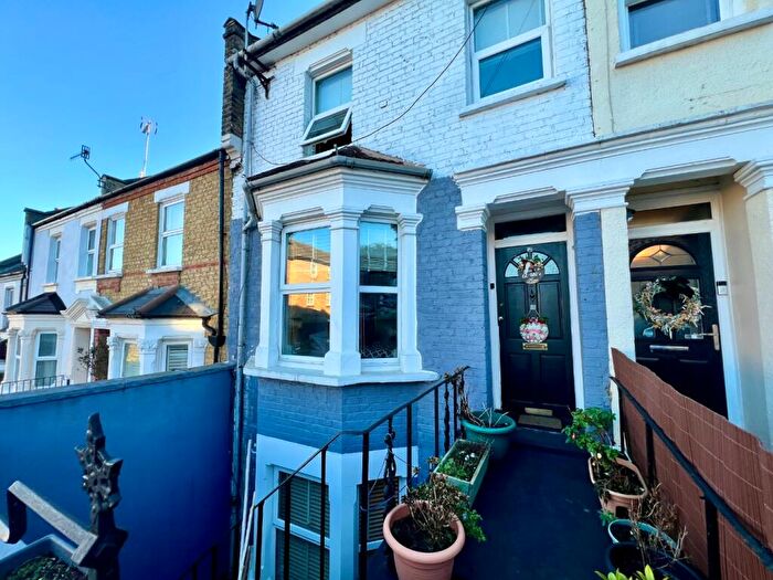3 Bedroom Semi Detached House For Sale In Parkdale Road, Plumstead, London, SE18