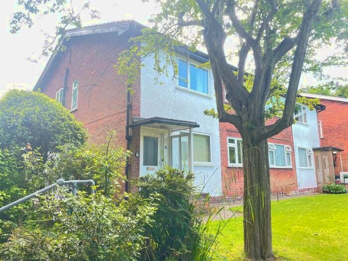 2 Bedroom Flat To Rent In The Poplars, Headingley, LS6