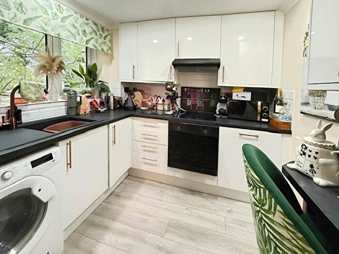 2 Bedroom Apartment For Sale In Firs Avenue, Windsor, Berkshire, SL4