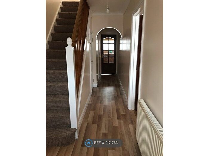 3 Bedroom Semi-Detached House To Rent In Woodland Avenue, Slough, SL1