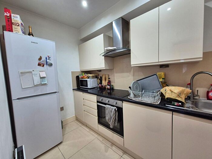 2 Bedroom Flat To Rent In Brixton Road, London, SW9