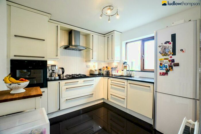 3 Bedroom Flat To Rent In Prospect Place, Wapping Wall, London, E1W
