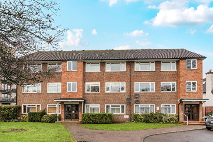 2 Bedroom Flat For Sale In Lavender Park Road, West Byfleet, KT14