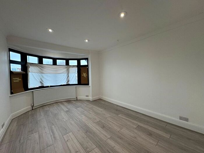 5 Bedroom Semi Detached House To Rent In College Avenue, Harrow Weald, HA3