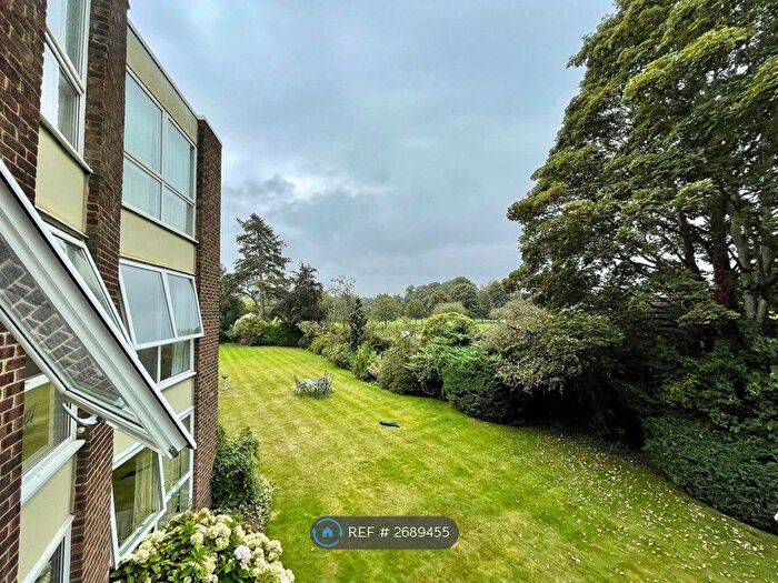 2 Bedroom Flat To Rent In Parkside Court, Weybridge, KT13