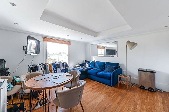 2 Bedroom Flat To Rent In Bedford Hill, Balham, London, SW12