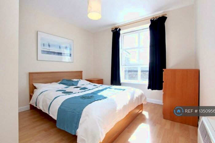 2 Bedroom Flat To Rent In Mcdonald Road, Edinburgh, EH7