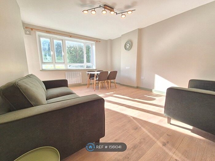 4 Bedroom Flat To Rent In Lindale, London, SW19