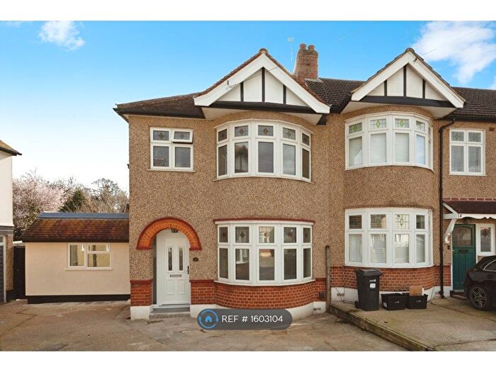 4 Bedroom End Of Terrace House To Rent In Parkway, Woodford Green, IG8