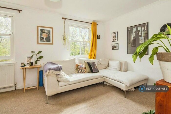 2 Bedroom Flat To Rent In Crystal Palace Road, East Dulwich London, SE22