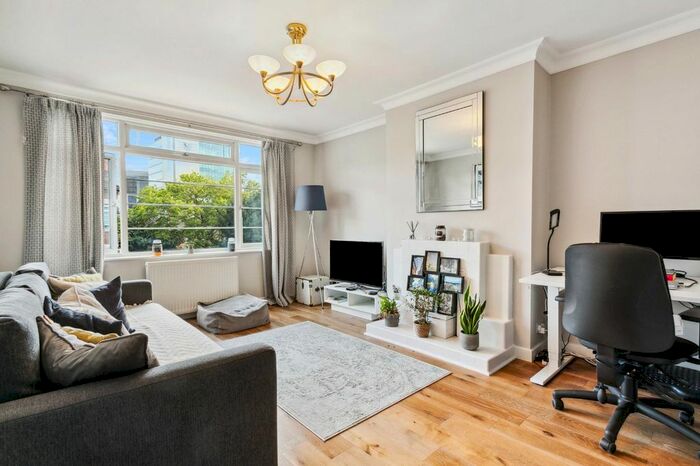 2 Bedroom Flat To Rent In Manor Vale, Brentford, Middlesex, TW8