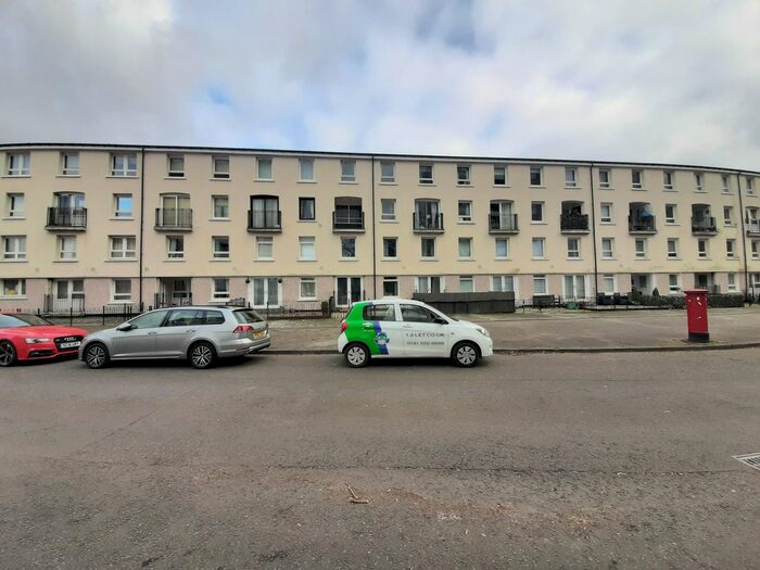 3 Bedroom Maisonette To Rent In Invershin Drive, Glasgow, G20