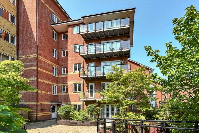 2 Bedroom Apartment To Rent In Capital Point, Temple Place, Reading, Berkshire, RG1