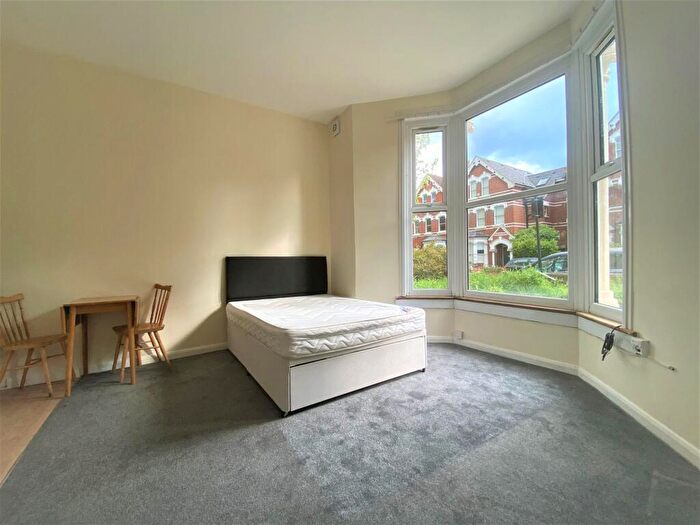 Apartment To Rent In Victoria Road, London, N4