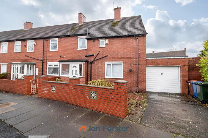 3 Bedroom End Of Terrace House For Sale In Lesbury Chase, Newcastle Upon Tyne, NE3