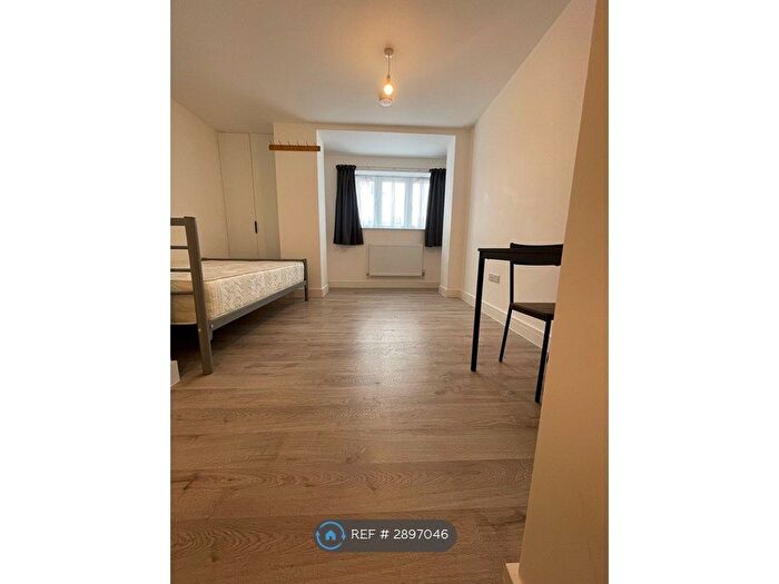 Studio To Rent In Wolves Lane, London, N13