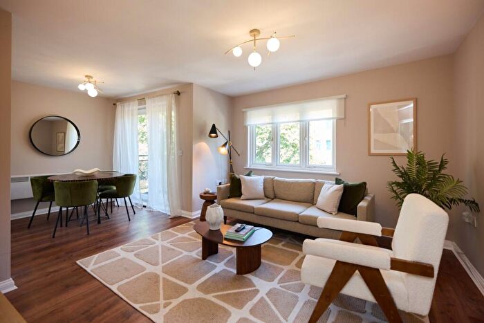2 Bedroom Flat To Rent In Mellish Street, E14