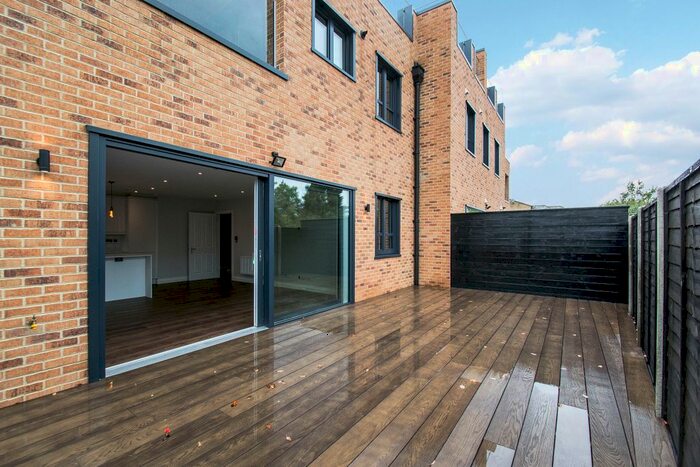 2 Bedroom Flat To Rent In Robinson Road, Tooting, London, SW17