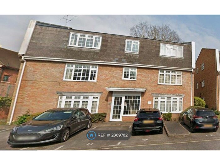 2 Bedroom Flat To Rent In The Birches, Woking, GU22