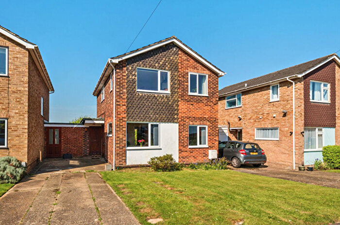 3 Bedroom Link Detached House For Sale In Hillbrow Close, Wood Street Village, Guildford, Surrey, GU3