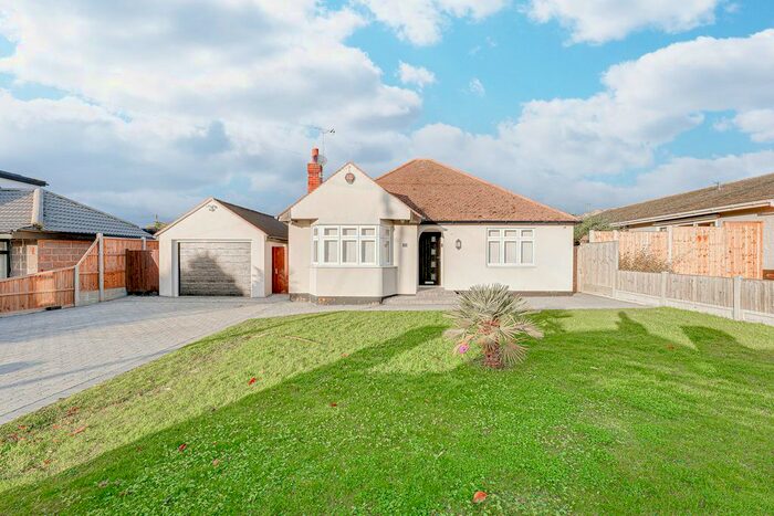 3 Bedroom Detached Bungalow For Sale In Clifton Avenue, Benfleet, SS7