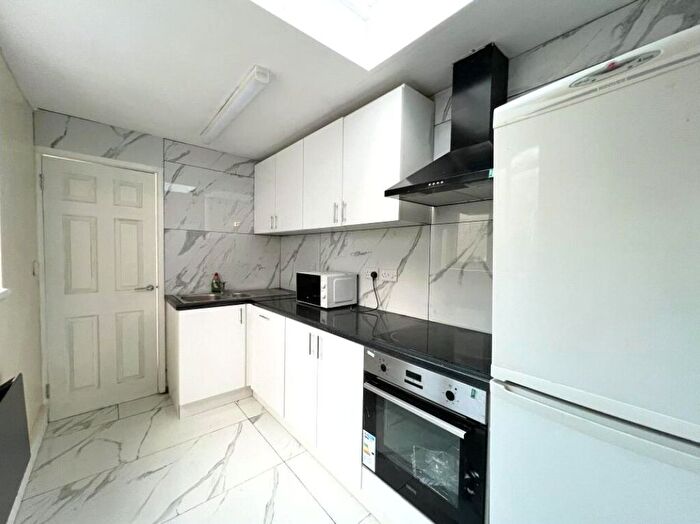 3 Bedroom Flat To Rent In Arden Road, N3