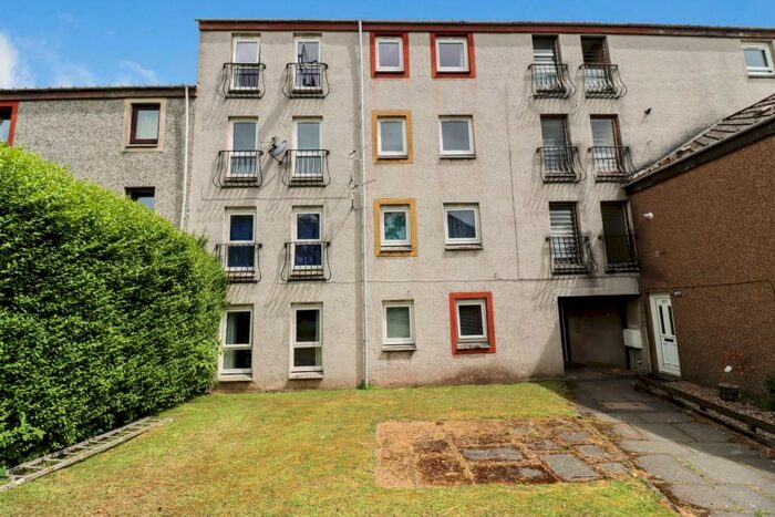 3 Bedroom Flat To Rent In Kerrera Place, Glenrothes, Fife, KY7