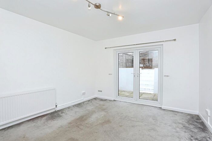 2 Bedroom Apartment To Rent In Oval Road, Croydon, CR0