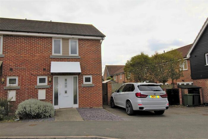 3 Bedroom Semi-Detached House To Rent In Hewitt Road, Basingstoke, Hampshire, RG24
