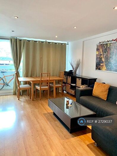 3 Bedroom Flat To Rent In The Quarterdeck, London, E14