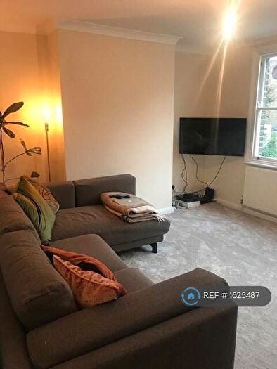 2 Bedroom Flat To Rent In Simpson Street, London, SW11