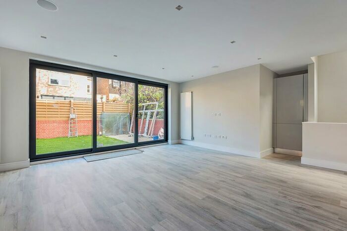 3 Bedroom Property To Rent In Lordship Lane, SE22