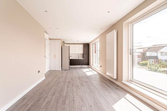 2 Bedroom Flat To Rent In The Rdigeway, Golders Green, London, NW11
