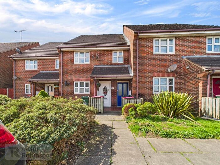 2 Bedroom Maisonette For Sale In Bewbush, Crawley, RH11