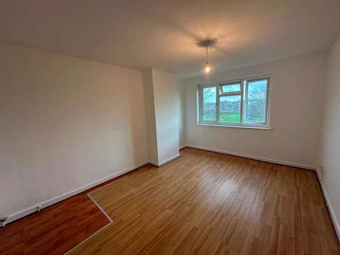 3 Bedroom Flat To Rent In East Crescent, London, N11