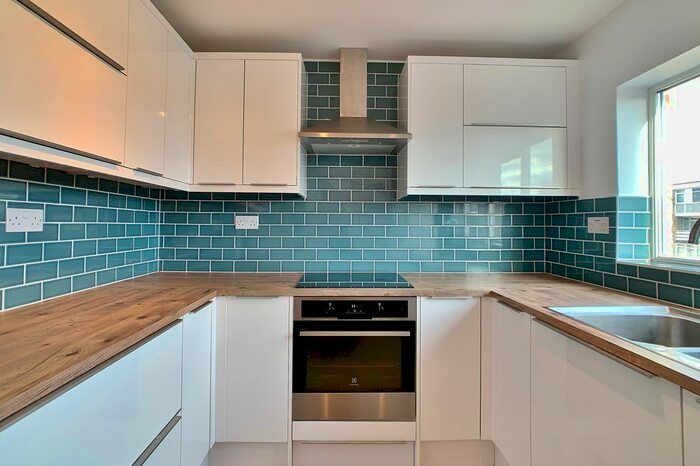 1 Bedroom Flat To Rent In Hillmount, Woking, Surrey, GU22