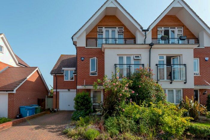 5 Bedroom Semi-Detached House To Rent In Lindsey Drive, Maidenhead, Berkshire, SL6