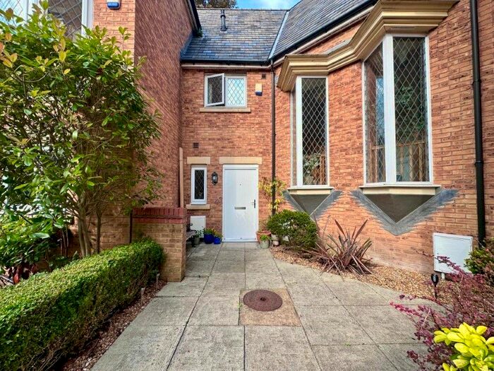 2 Bedroom Mews To Rent In Reeceton Gardens, Bolton, BL1