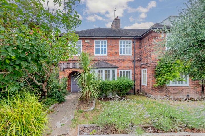 3 Bedroom Semi-Detached House To Rent In Cascade Avenue, London, N10