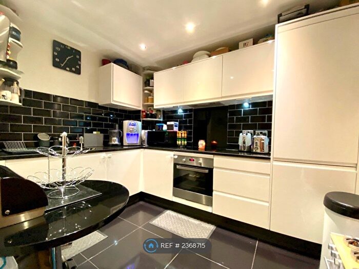 2 Bedroom Flat To Rent In Bole Court, Enfield, EN2