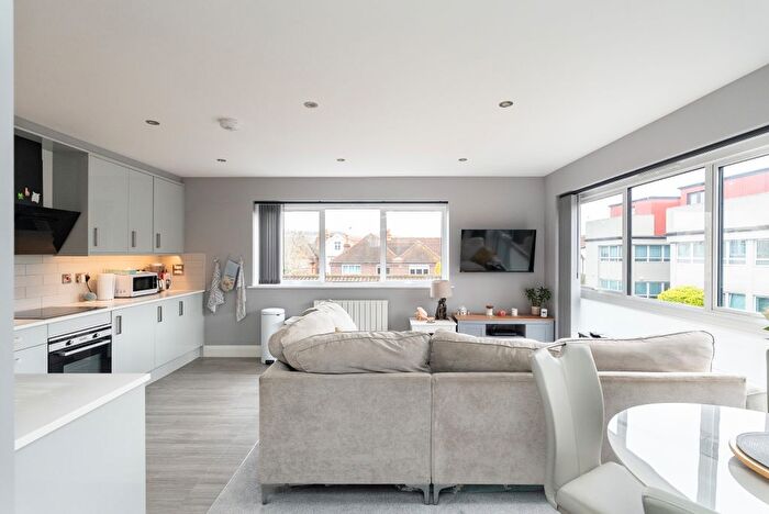 2 Bedroom Flat For Sale In South Street, Dorking, RH4