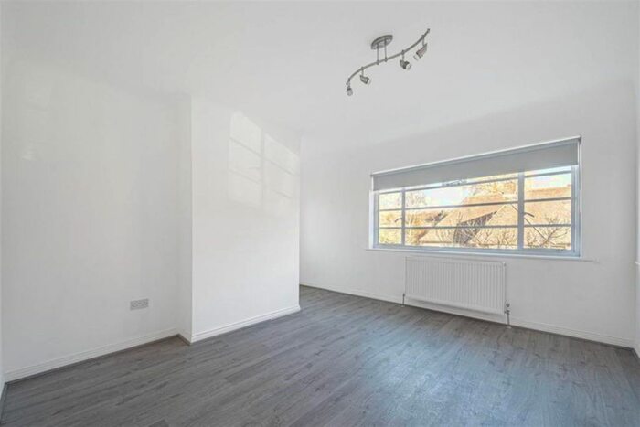 2 Bedroom Flat To Rent In Denison Close, Hampstead Garden Suburb, N2